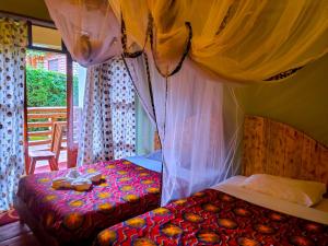 1 Schlafzimmer mit 2 Betten und einem Baldachin in der Unterkunft Elite Backpackers Services in Masaka + 101 Fotos