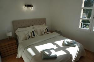 a bedroom with a bed with towels on it at Maison de village in La Môle +10 photos