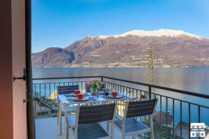 een tafel op een balkon met uitzicht op het water bij PERLA 7 by Design Studio in Bellano