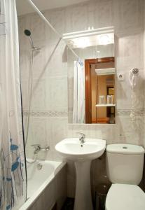 Phòng tắm tại Hostal Prim