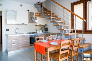 een keuken met een tafel met wijnglazen erop bij PERLA 7 by Design Studio in Bellano