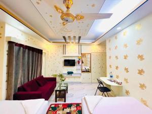 sala de estar con sofá y sofá rojo en Hotel Luxury Inn, en Dhaka