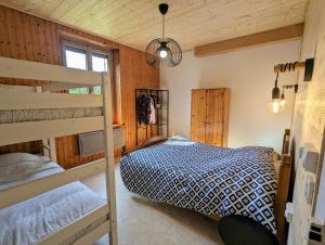 een slaapkamer met twee stapelbedden in een hut bij Appartement Chaleureux Gérardmer proche forêt in Gérardmer