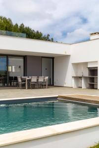 - Vistas al exterior de una casa con piscina en Casa Barbónica piscina privada, en Bairro do Lobo