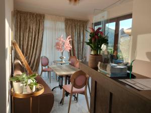 a living room with a table and a dining room at Sunset in Plataria