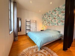 Giường trong phòng chung tại Studio cosy au coeur du centre-ville à 2 min de la Cathédrale