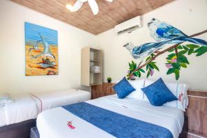米卡MINCA Chunuu - glamping - coworking MINCA的一间卧室，墙上有两张床和一幅画