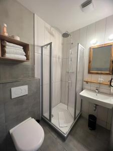 a bathroom with a shower and a toilet and a sink at Zentrales KobyTinyHaus City Apartment Herford,WLAN,Parkplatz in Herford