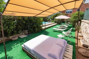 The swimming pool at or close to Villa Lina