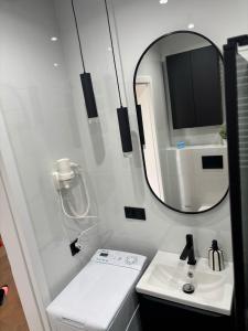 Ένα μπάνιο στο Apartament JOANNA