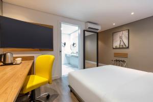 Uma TV ou centro de entretenimento em Holiday Inn Sao Paulo Parque Anhembi by IHG