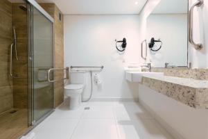 Um banheiro em Holiday Inn Sao Paulo Parque Anhembi by IHG