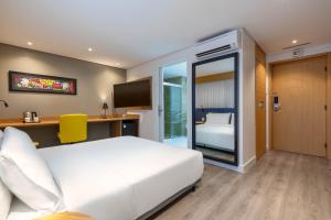 Cama ou camas em um quarto em Holiday Inn Sao Paulo Parque Anhembi by IHG