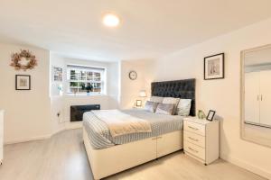 ein Schlafzimmer mit einem Kingsize-Bett und einem Fenster in der Unterkunft Large One Bedroom Apartments Southsea Sleeps 3 - Free Parking in Portsmouth