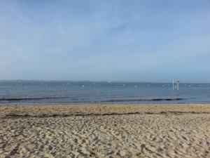 a sandy beach with the ocean in the background at Totem Sud in Arcachon
