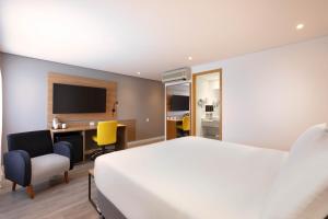 Uma TV ou centro de entretenimento em Holiday Inn Sao Paulo Parque Anhembi by IHG