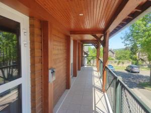 Balkón nebo terasa v ubytování Maison Desfougères & Gîte dortoir 6 chambres du Moulin