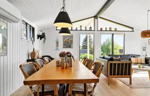 Χώρος καθιστικού στο Lovely Home In Hejls With Sauna