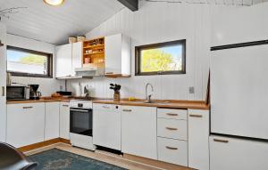 Η κουζίνα ή μικρή κουζίνα στο Lovely Home In Hejls With Sauna