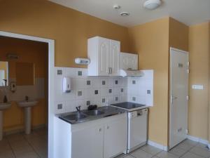 Kuchyň nebo kuchyňský kout v ubytování Maison Desfougères & Gîte dortoir 6 chambres du Moulin