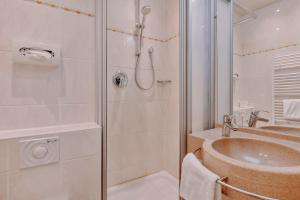 Koupelna v ubytování Seehotel Borkum + 32 fotografií