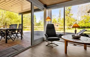 Ruang duduk di Gorgeous Home In Aakirkeby With Wifi