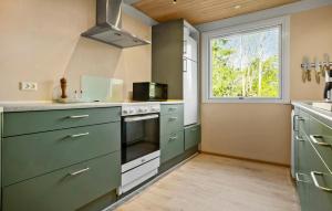 Dapur atau dapur kecil di Gorgeous Home In Aakirkeby With Wifi