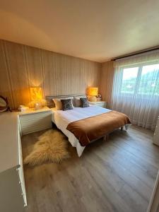 Katil atau katil-katil dalam bilik di Beautiful family home