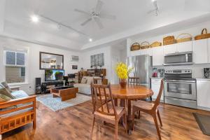 een keuken en woonkamer met een tafel en stoelen bij The Cardinal - 7 Hollow in Cherry Valley