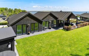 una vista aerea di una casa con un prato verde di 4 Bedroom Beautiful Home In Haderslev a Haderslev