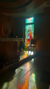 um quarto com um vitral e uma cadeira em Marijin dom - Retreat House em Bled