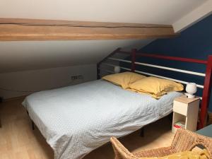 a bed in a room with a loft bed at Studio centre-ville climatisé avec parking gratuit in Clermont-Ferrand