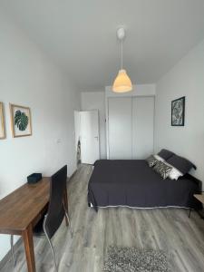 Un pat sau paturi într-o cameră la Maison de l'océan 100m des plages - piscine chauffée 2 chambres