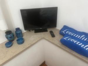 telewizor z płaskim ekranem siedzący na blacie w obiekcie CASA GAIA - Limoncello - parcheggio privato incluso w mieście Levanto