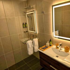 a bathroom with a sink and a mirror at The Royal Manor Inn in Niagara-on-the-Lake
