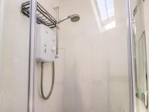 y baño con ducha. en 4 Old Tanrhiw, en Caernarfon 16 fotos más