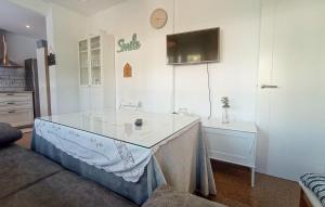 Et tv og/eller underholdning på Cozy Apartment In Torrox With Wifi