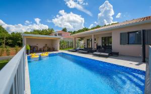 Swimmingpoolen hos eller tæt på Villa Paradise