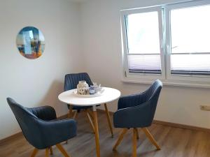 オストゼーバート・カールスハーゲンにあるFerienwohnung Graf Ostseewindのテーブルと椅子4脚