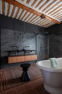 Triplex in an Hôtel Particulier的一间浴室