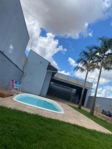 Bazén v ubytování WM Milão Piscina, Churrasqueira e Suíte Privativa nebo v jeho okolí