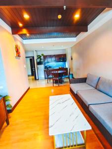 Ruang duduk di Patong Tower Apartments By PM