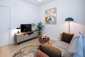Μια τηλεόραση ή/και κέντρο ψυχαγωγίας στο Bright & Modern Apartment in Historic Raina Blvd Building I Near Park & Old Town