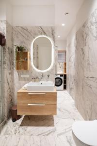 Ένα μπάνιο στο Bright & Modern Apartment in Historic Raina Blvd Building I Near Park & Old Town