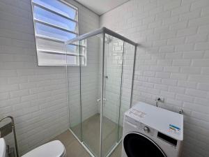 Et badeværelse på Rustic House with Large Garage - Close to the Beach + 39 billeder