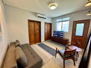 Et opholdsområde på Rustic House with Large Garage - Close to the Beach