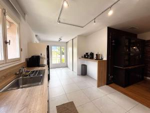 Η κουζίνα ή μικρή κουζίνα στο Casamea - Villa familiale, Piscine, Clim +33 φωτογραφίες