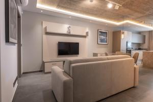 Is-SwieqiにあるMarea Suitesのソファと薄型テレビのあるリビングルーム