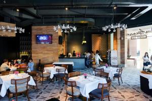 Java Paragon Hotel & Residences tesisinde bir restoran veya yemek mekanı