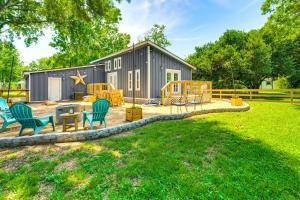 una casa con un ponte con sedie e un parco giochi di Pet-Friendly Cottage, 3 Blocks to Main St! a Tomball